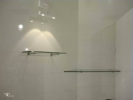 طراحی شلف شیشه ایی و نورپردازی متمرکز مدرن آن در بازسازی واحد مسکونی ( استودیو معماری دیدآ )