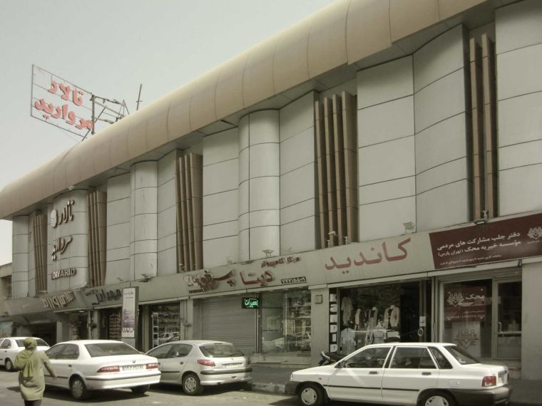 نمای پاساژ سپید واقع در فلکه ی اول تهرانپارس (‌استودیو معماری دیدآ )