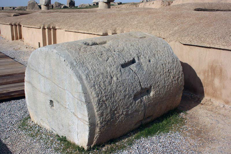 فارس، تخت جمشید، بخشی از یک ستون و اتصال دو قطعة سنگ