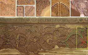 نقوش ترکیبی هندسی و گیاهی برجسته گچ بری در معماری دوره اسلامی
