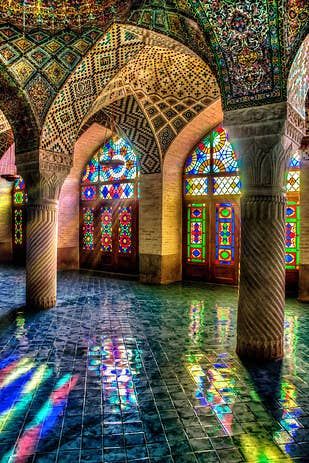 شیراز، مسجد نصیرالملک، تجلی نور و رنگ