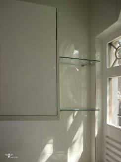 طراحی شلف شیشه ای جهت جاگذاری گلدان در کنار پنجره آشپزخانه ( استودیو معماری دیدآ )