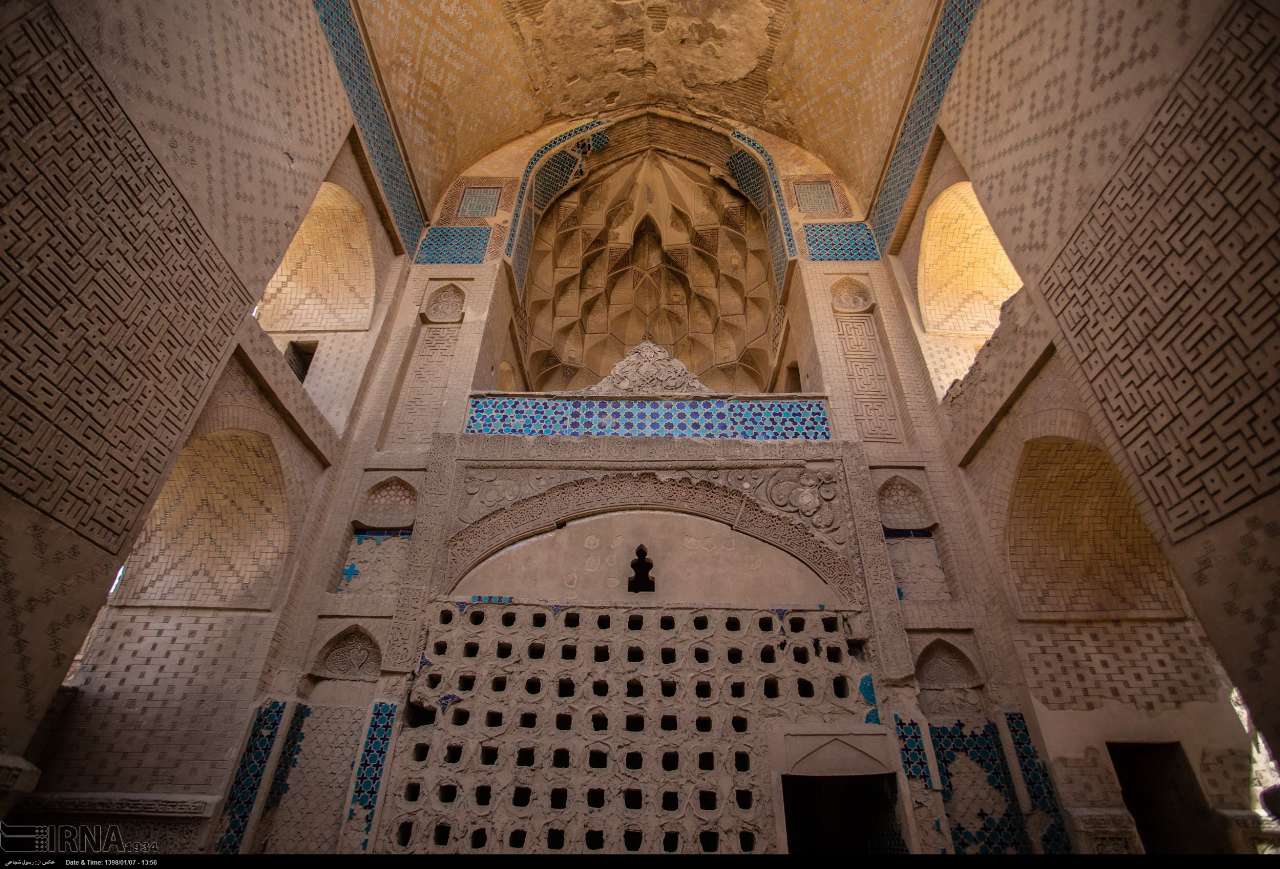 فلاورجان اصفهان؛ مقبرة پیربکران، نقوش هندسی