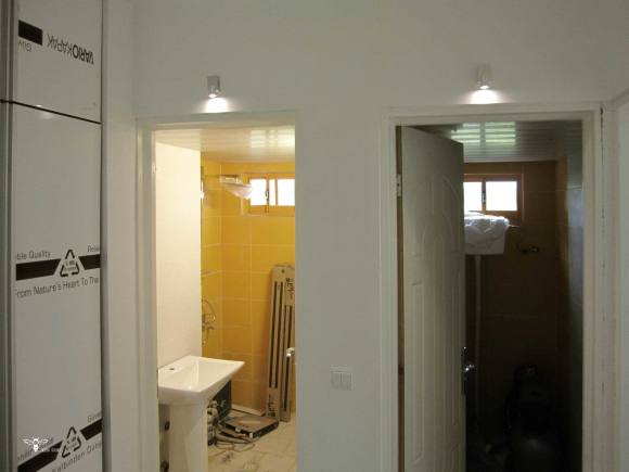 نورپردازی مدرن بالای ورودی سرویس های حمام و دستشویی - استودیو معماری دیدآ